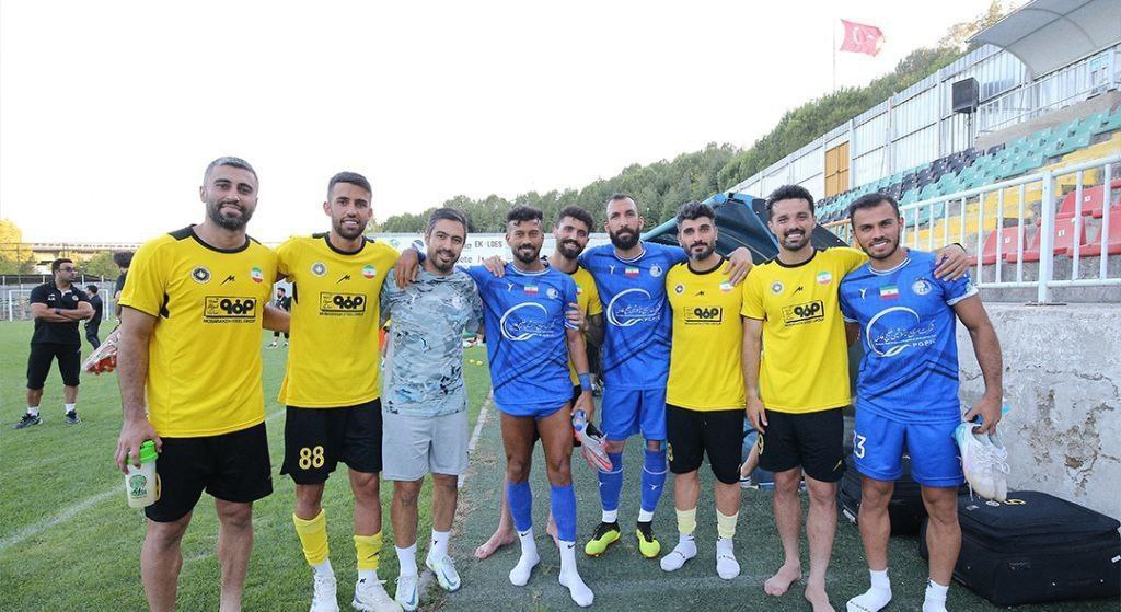 عکس دسته جمعی استقلالی های سپاهان با آبی پوشان در پایان بازی دوستانه