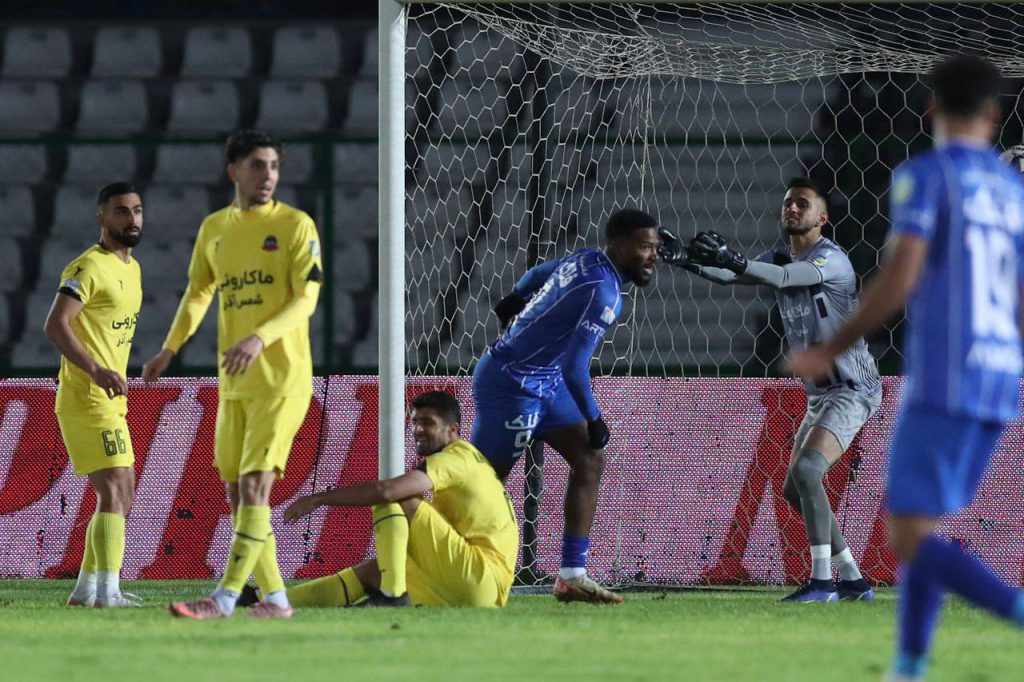 زمین ناهموار بهانه بود | داکنز نازون در بی کیفیت ترین چمن ایران 2 گل زد